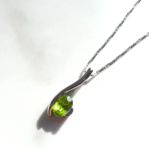 Arizona Peridot Silver Jewelry Curvy Peridot Pendant