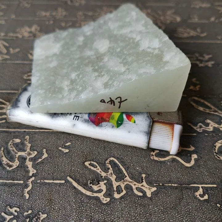 Natural Kunlun Jade Rough Nephrite Raw (187g, 7.8X6X2.4cm)